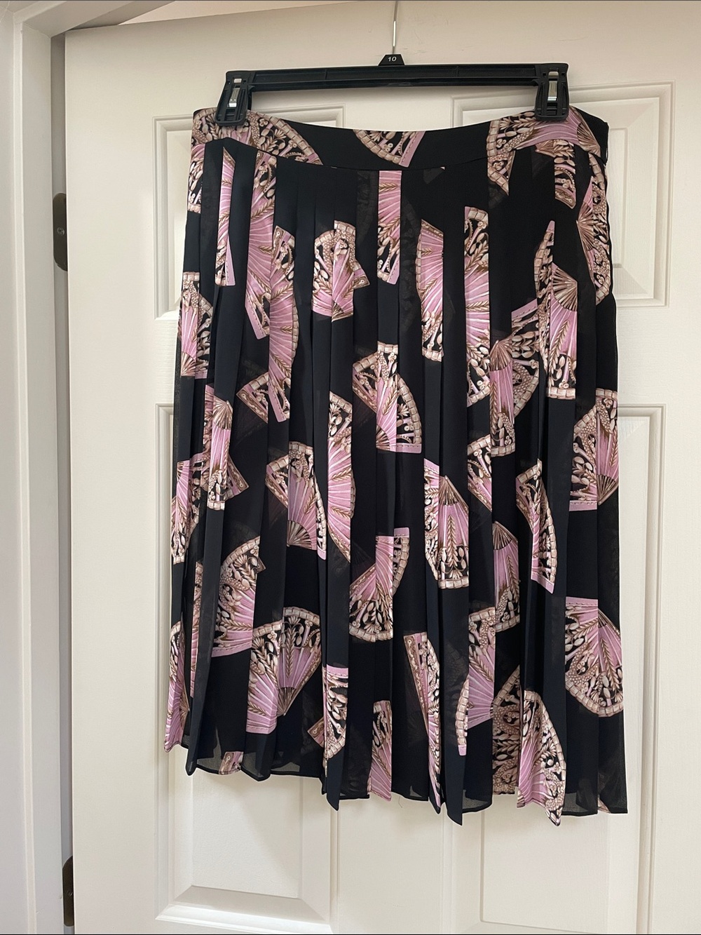 Ann Taylor Black Pleated Skirt with Pink Fan Motif Size 12